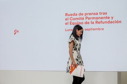 La presidenta de Ciudadanos, Inés Arrimadas, a su salida de una rueda de prensa este lunes en Madrid.