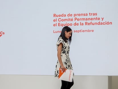 La presidenta de Ciudadanos, Inés Arrimadas, a su salida de una rueda de prensa este lunes en Madrid.