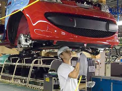 Cadena de montaje en Chequia que Toyota comparte con PSA.