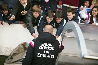 Zidane firma autógrafos antes del partido entre el Real Madrid Castilla y el Huesca