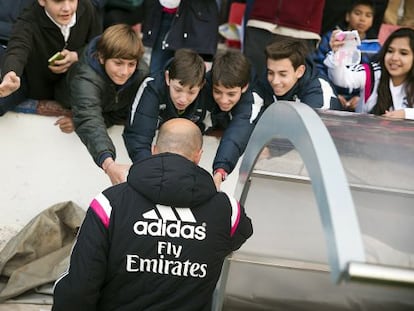 Zidane firma autógrafos antes del partido entre el Real Madrid Castilla y el Huesca