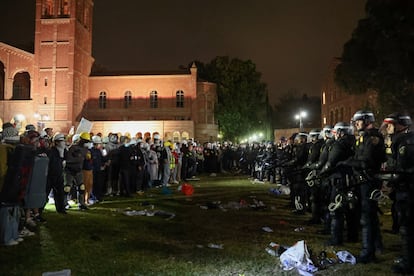 Antidisturbios rodean a manifestantes durante el desalojo del campus de la UCLA. 