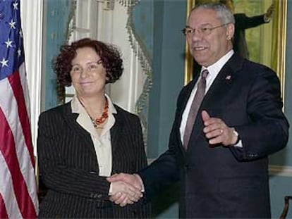 La ministra de Exteriores, Ana Palacio, con su homólogo estadounidense, Colin Powell, en Washington.