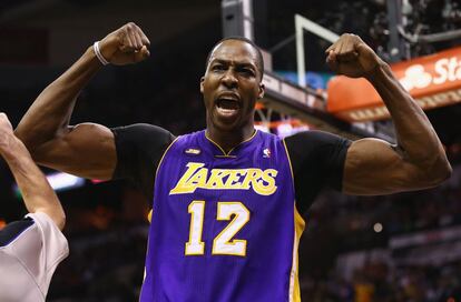 Dwight Howard celebra una canasta.