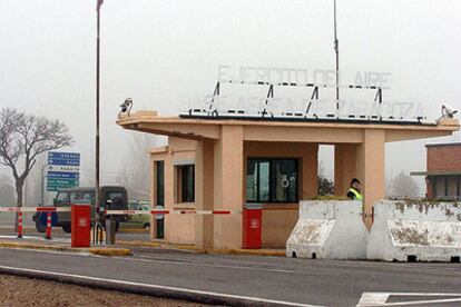 Entrada a la base aérea de Zaragoza en una de cuyas viviendas se han hallado los cadáveres tiroteados.