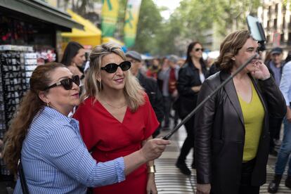 Una mujer se hace un selfie con Yolanda Díaz, vicepresidenta segunda del Gobierno, a su lado, la alcaldesa de Barcelona, Ada Colau.