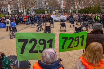 Familiares de víctimas y trabajadores de las residencias madrileñas se concentraron este miércoles en la tarde frente a la sede del Tribunal Supremo, en Madrid, para pedir justicia y recordar la tragedia.