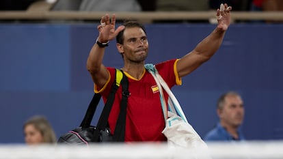 Nadal se despide de la afición tras la derrota.