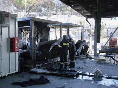 Bomberos junto a las oficinas de asilo en Lesbos este lunes.