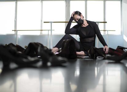 La bailarina y coreógrafa Aída Gómez posa en el almacén y lugar de ensayo del Mira Teatro de Pozuelo, que deberá desalojar mañana.