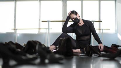 La bailarina y coreógrafa Aída Gómez posa en el almacén y lugar de ensayo del Mira Teatro de Pozuelo, que deberá desalojar mañana.