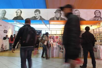 Asistentes a la Feria Internacional del Libro de Lima en 2014