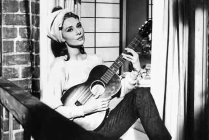 Audrey Hepburn canta <i>Moon river</i> en <i>Desayuno con diamantes.</i>