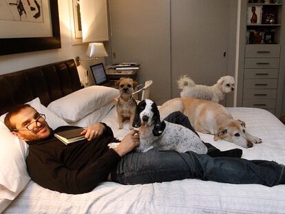 El actor Luis Merlo, fotografiado el miércoles en su casa, con parte de su familia.