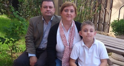 osé Monfort, afectado de síndrome hemolítico urémico atípico, junto a sus padres, Francisco y Mireya.