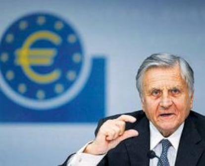 El euro se rinde a la pujanza del dólar