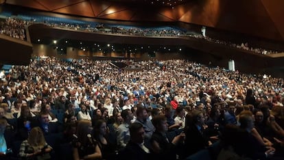 Público, este lunes, en el teatro de Yekaterimburgo donde se celebró la ceremonia de inauguración del Torneo de Candidatos