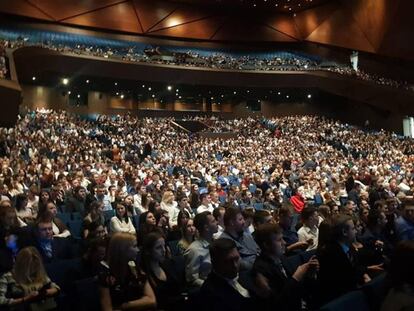 Público, este lunes, en el teatro de Yekaterimburgo donde se celebró la ceremonia de inauguración del Torneo de Candidatos