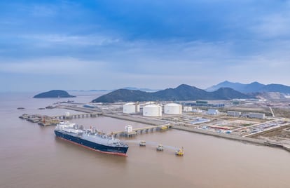 Barco de gas natural licuado atracado en Zhoushan (China).