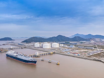 Vista aérea de un buque cisterna de gas natural licuado (GNL) amarrado al embarcadero, Zhoushan, provincia de Zhejiang, China.