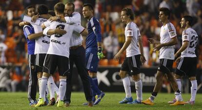 Los jugadores del Valencia muestran su alegr&iacute;a tras la victoria contra el C&oacute;rdoba. 