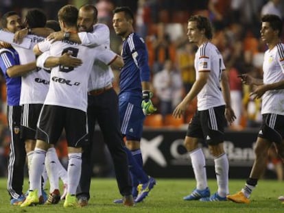 Los jugadores del Valencia muestran su alegr&iacute;a tras la victoria contra el C&oacute;rdoba. 