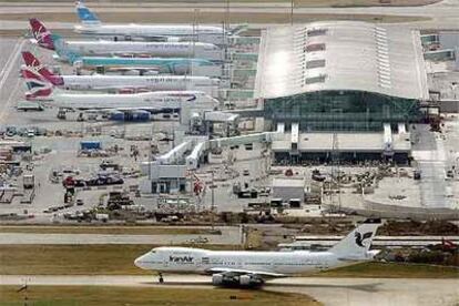 Un avión iraní permanece estacionado ayer en el aeropuerto londinense de Heathrow tras el desmantelamiento de la trama terrorista.