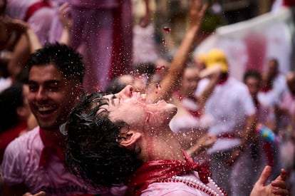 A young baby came during the traditional chupinazo held in Pamplona, ​​this Sunday.  