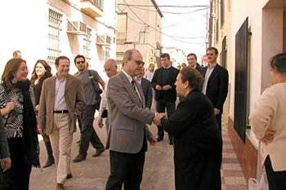 Manuel Chaves saluda a una vecina durante un paseo electoral de ayer por las calles de La Carolina.