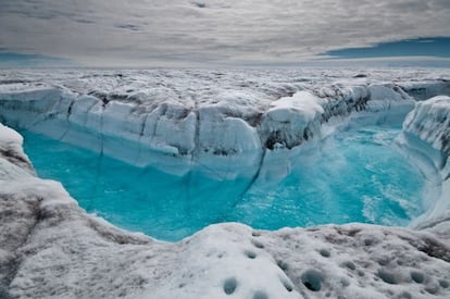 El agua superficial del hielo derretido fluye por la capa helada de Groenlandia, a lo largo de un glaciar.