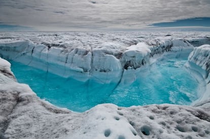 El agua superficial del hielo derretido fluye por la capa helada de Groenlandia, a lo largo de un glaciar. 