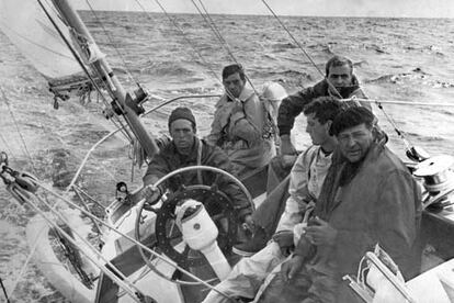 Reino Unido, 1973. Don Juan de Borbón, conde de Barcelona (d), patronea el <i>Saltillo</i> en la regata Fastnet Race, llevando como tripulante a su hijo el príncipe Juan Carlos (3i) y como timonel al duque de Arión.