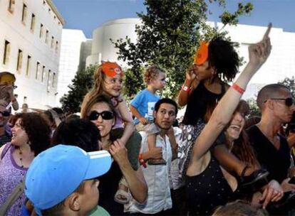 Niños y padres disfrutando ayer en el patio Joan Corominas durante la primera edición del SónarKids.