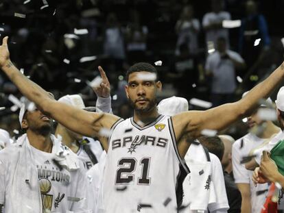Tim Duncan celebra el anillo con los Spurs en 2014.