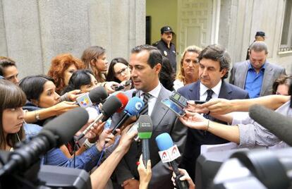 Victoria atiende a la prensa a las puertas del Tribunal Supremo, en agosto de 2013.