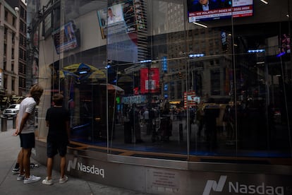 Varias personas ante el 'MarketSite' de Nasdaq en Nueva York, este lunes.