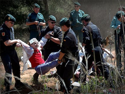 Pacifista sacada a la fuerza por la protesta anti bases