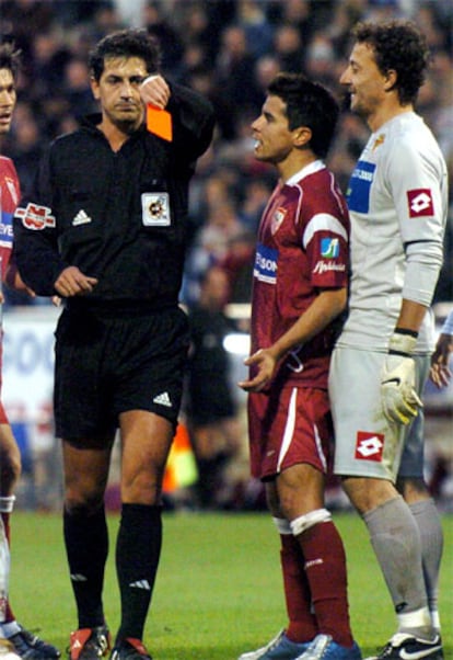 Turencio Álvarez expulsa al guardameta del Zaragoza, ante la mirada del delantero del Sevilla Javier Saviola.