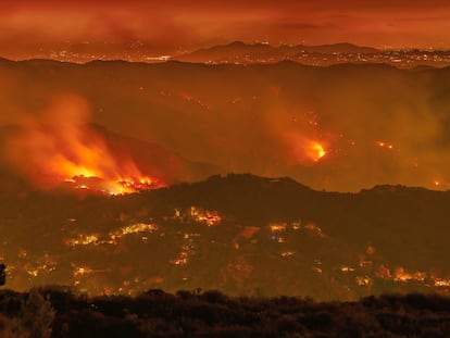 La superficie quemada en los veranos de 2020 y 2021 marcó registros históricos en California. En la imagen, el que casi acaba con el barrio residencial de Pacific Palisades, cerca de Los Ángeles.