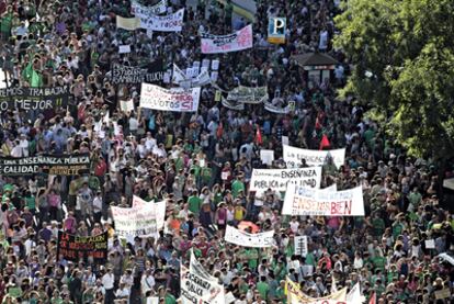 Multitudinaria protesta contra los recortes educativos ante la consejería de Educación de Madrid.