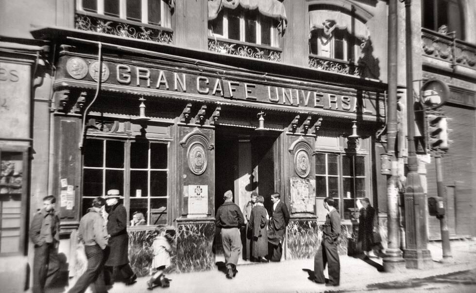 El Café Universal, ubicado en la Puerta del Sol de Madrid, en 1938.