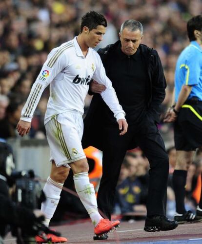 Mourinho da instrucciones a Cristiano Ronaldo en la banda durante el último clásico disputado en el Camp Nou.