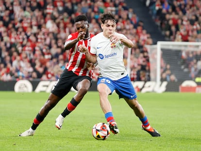 Iñaki Williams pelea el balón con Héctor Fort, en el partido entre el Athletic y el Barcelona en San Mamés.