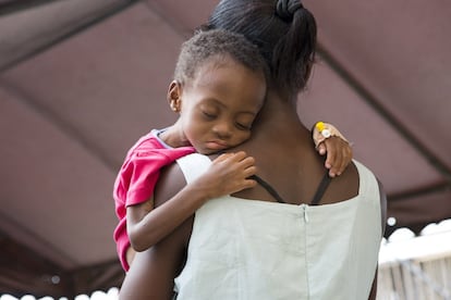 Escena en el hospital infantil Princess Marie Louise de Accra, la capital de Ghana, donde está la principal unidad del país para atender a niños desnutridos y a sus madres.