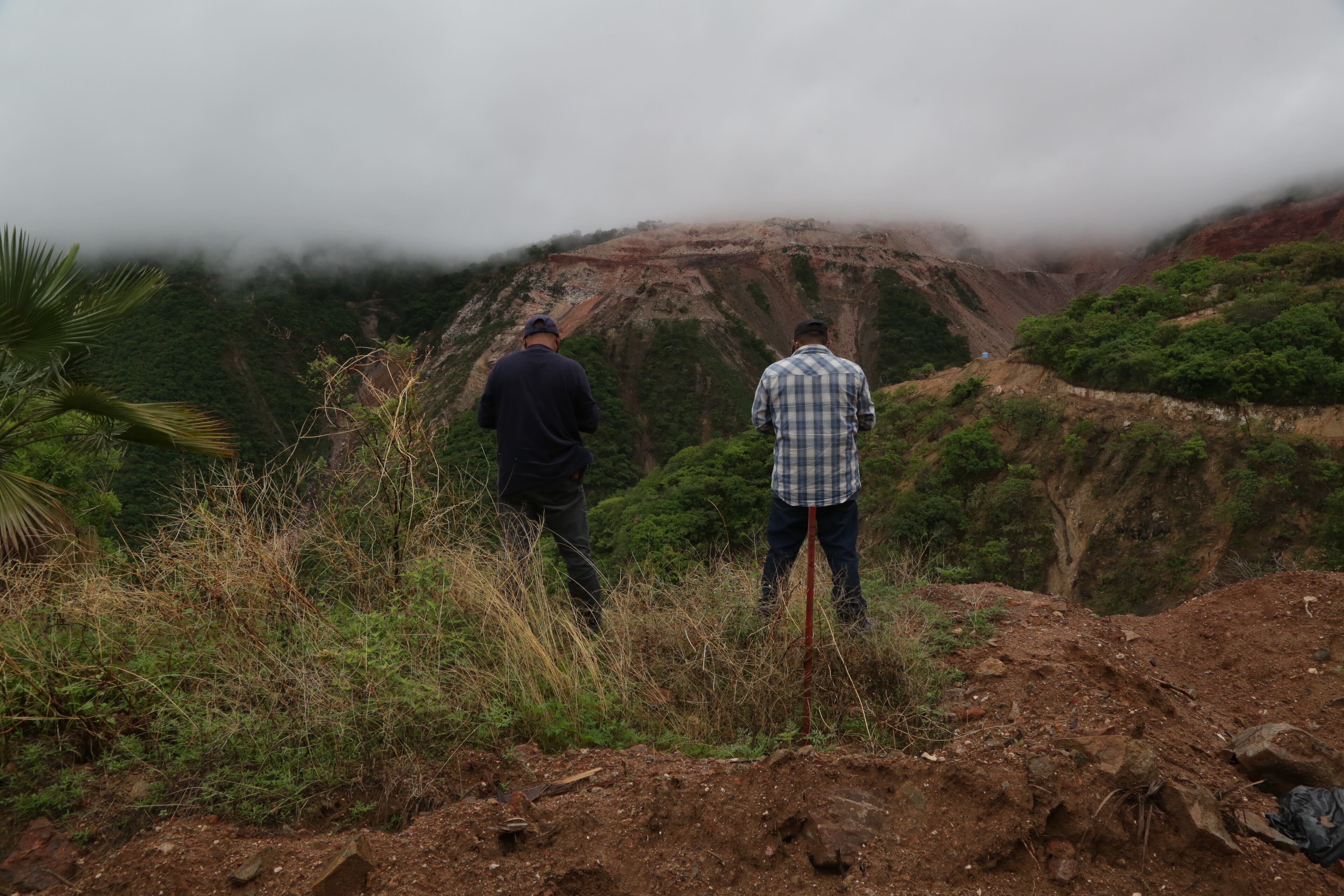 Habitantes de Xochipala inspeccionan el terreno en los alrededores de la mina. 