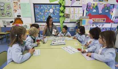 Alunmos durante una clase en el colegio inglés Caxton College de Puçol.