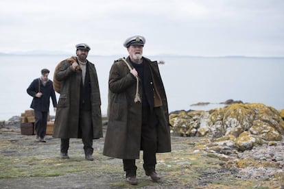 Peter Mullan, Gerard Butler (detrás) y Connor Swindells (al fondo), en 'Keepers. El misterio del faro'.