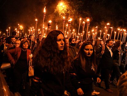 Varias personas participan este sábado en una procesión tradicional de antorchas para conmemorar el 106º aniversario del genocidio armenio, en Ereván (Armenia).