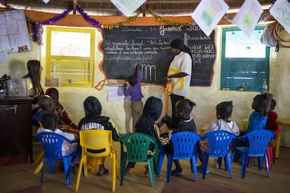 Para construir la escuela se usaron 7.000 botellas de plástico rellenas de arena con un revestimiento de adobe.