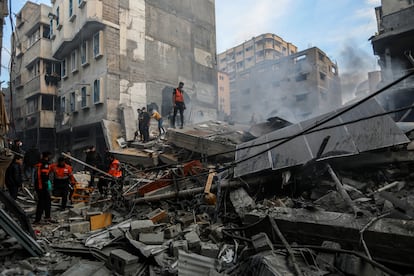 Un grupo de palestinos inspecciona los escombros de un edificio derruido por un bombardeo israelí este lunes en Jan Yunis, en el sur de Gaza.